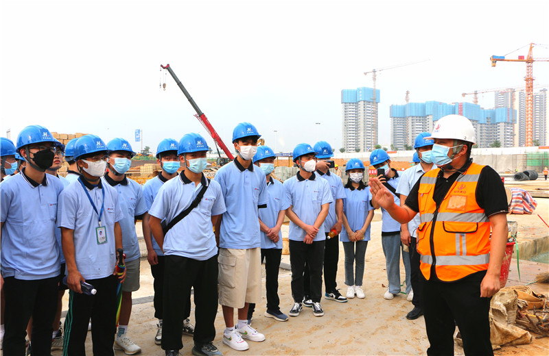 2022年5月6日，第二届“现代学徒制·中天班”第二期专题培训召开。为理论与现场结合，广西生态工程职业技术学院的30名学生安博电子八建柳州万科城怡璟项目。